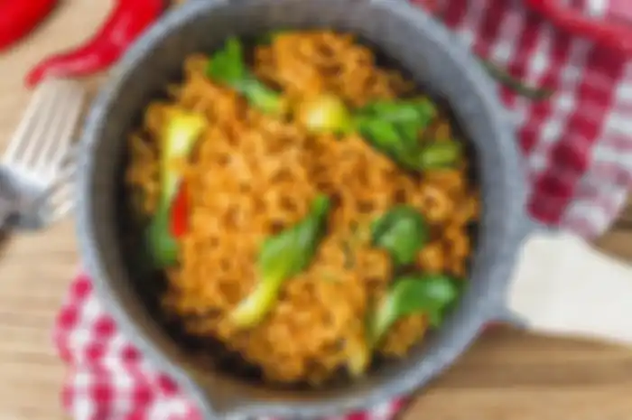 Cara Sehat Makan Mi Instan, Benarkah Dicampur dengan Sayuran Bisa Membuat Kandungan MSG-nya Hilang?