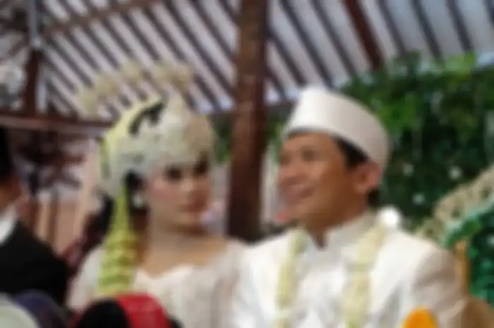 Ginanjar Empat Sekawan dan Tiara Amalia usai akad nikah di Griya Ageng Selasar, Depok, Jawa Barat, Minggu (29/12/2019).