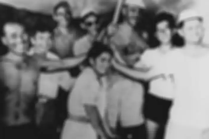 Kisah seorang wanita terdampat bersama 31 pria di pulau terpencil.