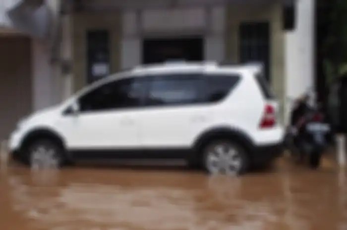 Ilustrasi mobil terjebak banjir saat parkir