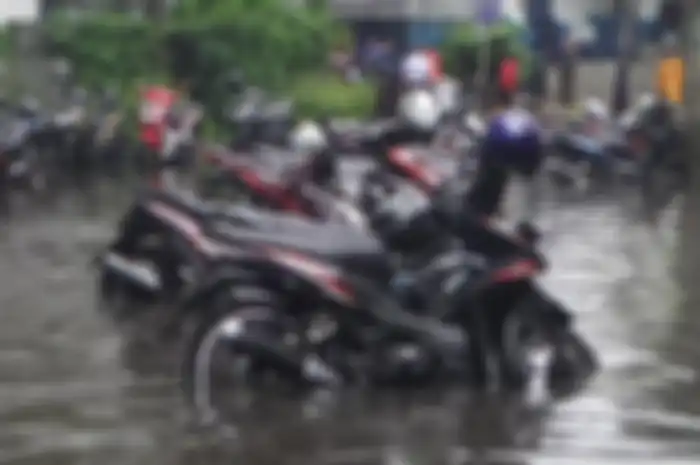 Ilustrasi motor terendam banjir