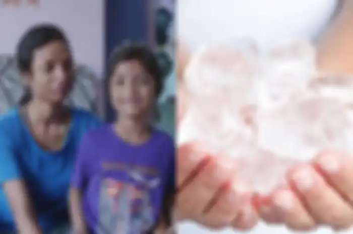 Sang Ibu rela makan es batu demi anaknya makan enak