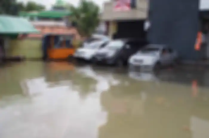 Ilustrasi mobil terjebak banjir saat parkir