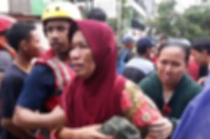 Proses evakuasi warga RW 04 Kelurahan Cipinang Melayu yang terdampak banjir luapan Kali Sunter di Makasar, Jakarta Timur, Rabu (1/1/2020). 