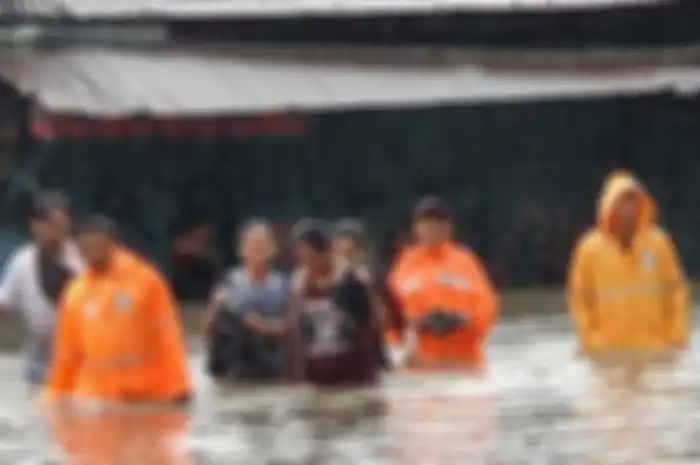 Banjir setinggi 1,5 meter menggenangi sejumlah RT di Kampung Makasar, Jakarta Timur, Rabu (1/1).