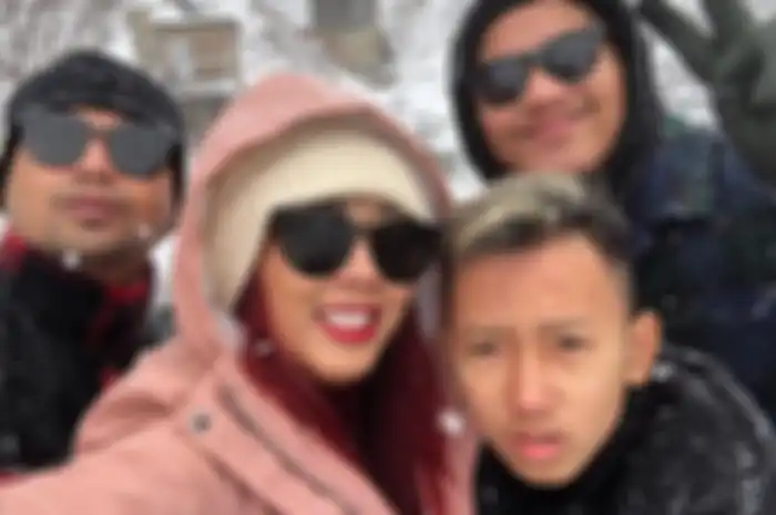 Soimah bersama suami dan anaknya sedang berfoto di tengah hujan salju saat di Jepang