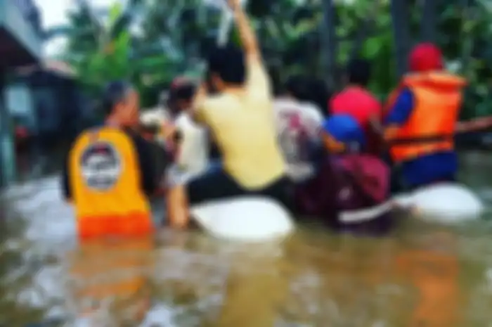 Aksi solidaritas YNCI Rescue membantu korban banjir.