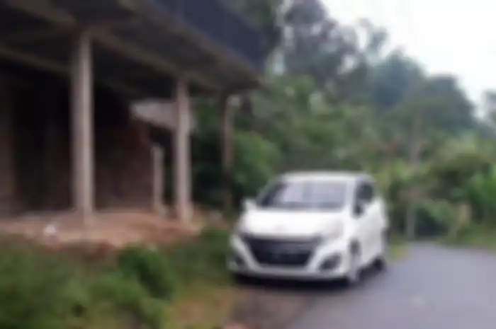 Mobil yang ditinggalkan pemiliknya saat bencana melanda Desa Harkatjaya, Kecamatan Sukajaya, Kabupaten Bogor, Kamis (2/1/2020)