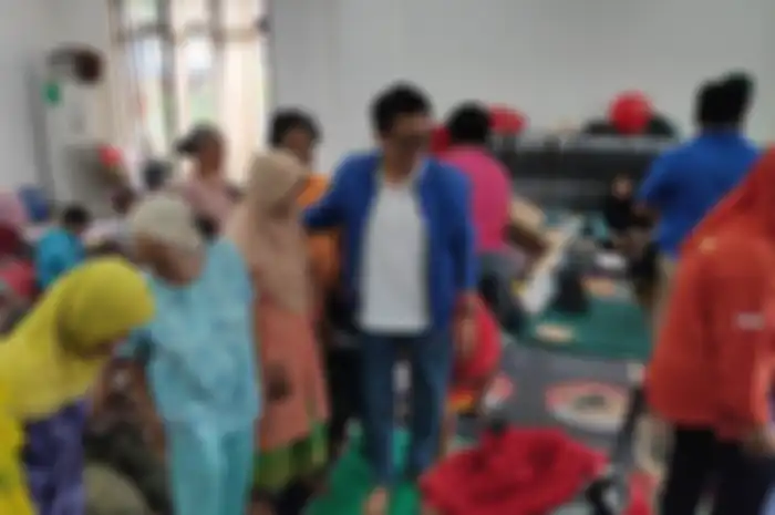 Eko Patrio saat memberikan bantuan kepada korban banjir di Kelurahan Bidara Cina, Jakarta Timur, Jumat (3/1/2020).