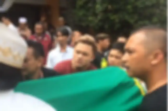 Rizky Febian mengangkat keranda jenazah Lina