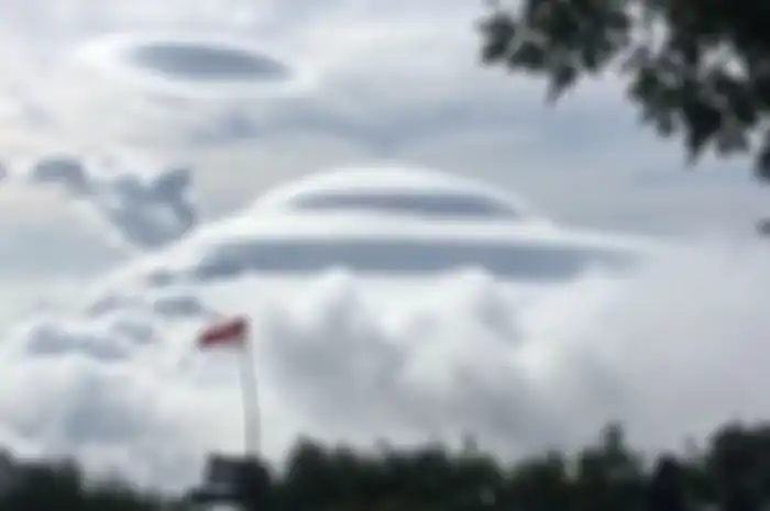 Sebuah fenomena awan terlihat menutupi Gunung Sumbing viral di medsos baru-baru ini.