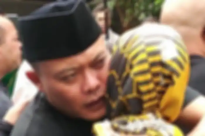 Sule memeluk erat mantan mertuanya saat pemakaman Lina