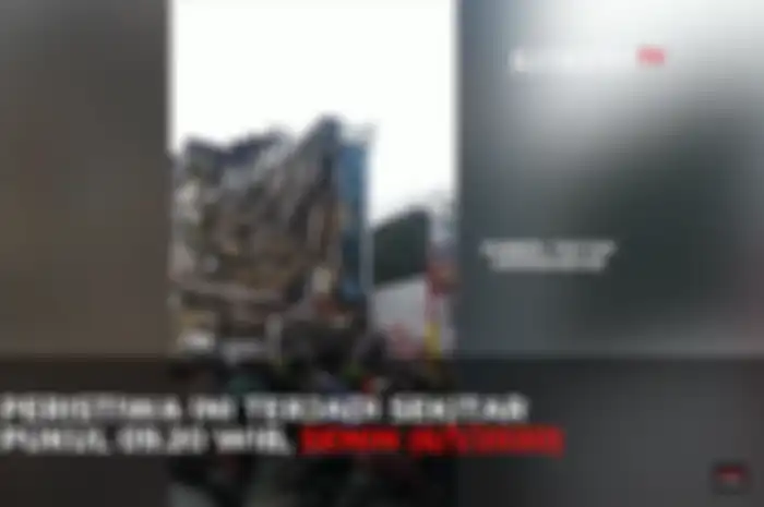 Sebuah ruko di Jalan Brigjen Katamso, Kota Bambu Selatan, Palmerah, Jakarta Barat, Senin (6/1/2020) pagi roboh menimpa sebuah minimarket dibawahnya.