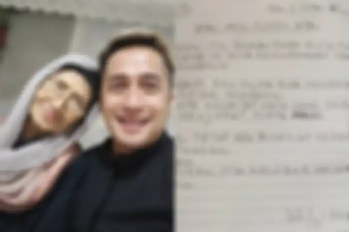 Irfan Hakim mendapatkan puisi dari ibunda mendiang Ria Irawan, Ade Irawan.