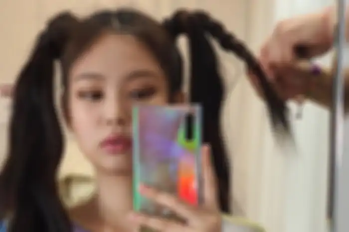 Jennie post mirror selfie di Instagram.