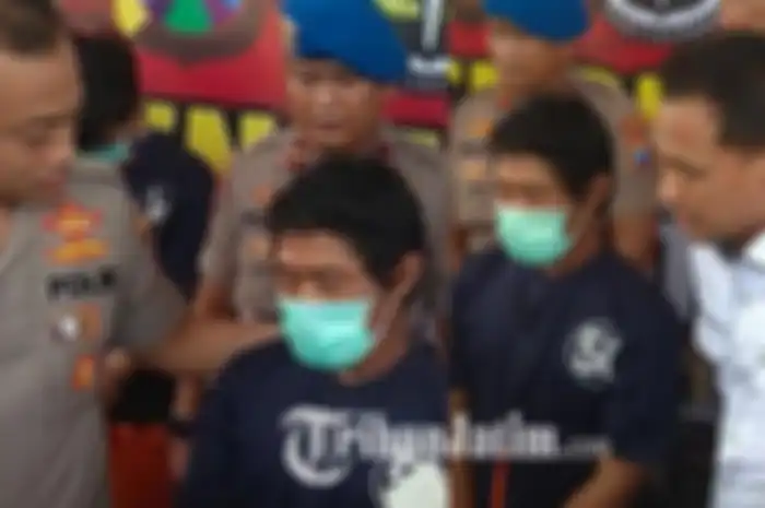 Kapolres Kediri AKBP Lukman Cahyono memperlihatkan Haryanto, pelaku begal payudara yang beraksi di jalanan Kediri, Selasa (7/1/2020). 