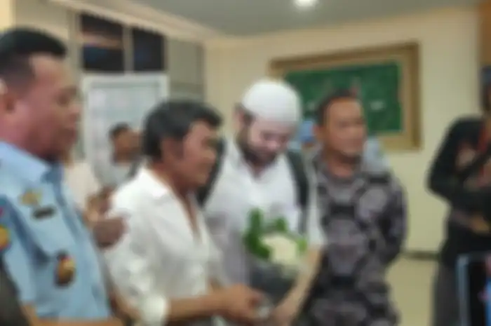 Ridho Rhoma akhirnya bebas dari Rutan Klas I Salemba, Jakarta Pusat hari ini, Rabu (8/1/2020). Kebebasannya langsung disambut oleh sang ayah, raja dangdut Rhoma Irama.