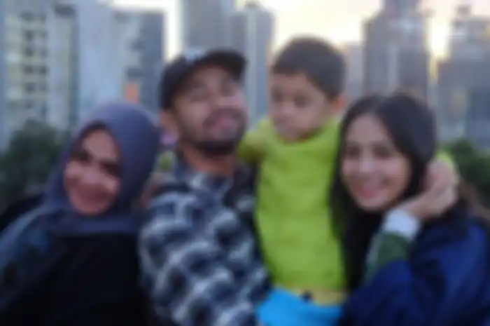 Rieta Amilia bersama Nagita Slavina, Raffi Ahmad, dan Rafathar.