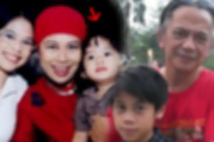 Dewi Yull dan Ray Sahetapy Dewi Yull pernah begitu berduka saat putri semata wayangnya meninggal dunia.