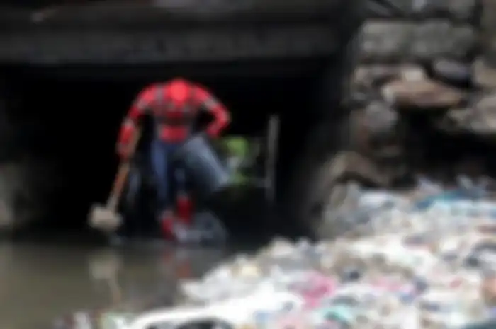 Potret spiderman yang bersihkan gorong-gorong