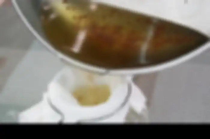 Cukup Pakai Bahan yang Ada di Dapur, Begini Cara Menjernihkan Minyak Goreng Bekas Pakai