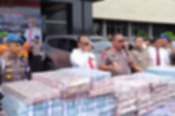 Kapolda Jatim Irjen Pol Luki Hermawan saat merilis kasus investasi bodong MeMiles di Mapolda Jatim, Jumat (3/1/2020)