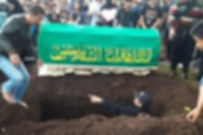 Pemakaman ulang mendiang Lina Jubaedah, mantan istri Sule, di TPU Nagrog, Ujungberung, Kota Bandung, Kamis (9/1/2020). 