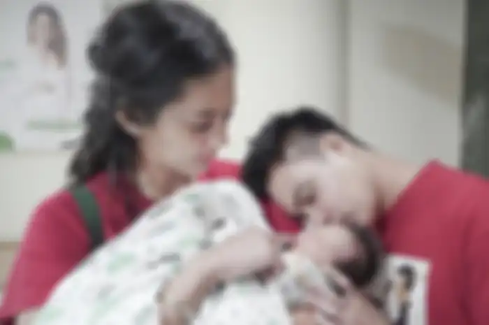 Baim Wong dan Paula Verhoeven menggendong Kiano Tiger Wong