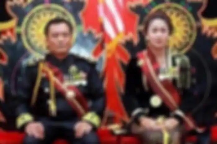 Raja Totok Santoso Hadiningrat (42) dan Kanjeng Ratu Dyah Gitarja (41) , pemimpin Keraton Agung Sejagad 
