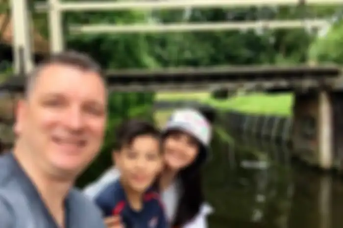 19 Tahun Rumah Tangga Maudy Koesnaedi Tanpa Gosip, Selalu Mesra dengan Suami Bulenya yang CEO Perusahaan Telekomunikasi 