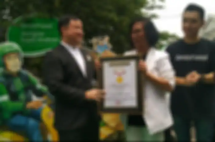 Penyerahan rekor MURI kepada Grab berkat program JanganLupaMakan yang mengirimkan 10.000 paket makanan serempak di 5 kota Indonesia