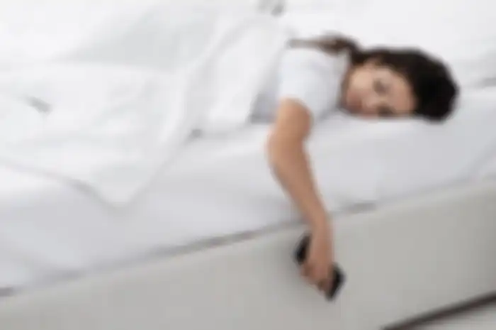 tidur berdekatan dengan ponsel berbahaya