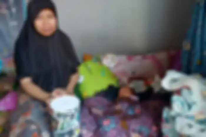Riska (27) bersama bayinya, yang baru berumur sepekan di rumahnya di Desa Rahong, Cianjur, Jawa Barat, Jumat (17/01/2020). Riska membayar biaya persalinan anak pertamanya itu menggunakan uang koin pecahan Rp1.000 