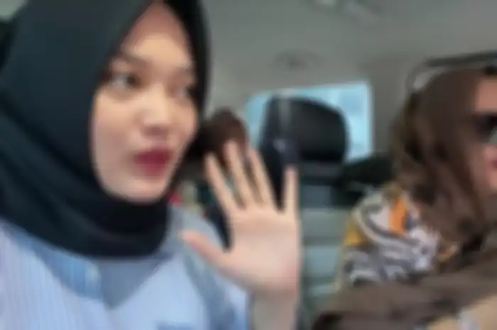 Putri Delina dan Lina Jubaedah