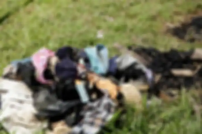 Pakaian bekas korban sekte sesat yang tewas terbakar, meliputi seorang wanita hamil dan kelima anaknya