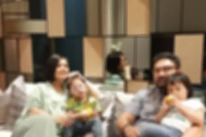 Surya Saputra, Cynthia Lamusu dan kedua anak mereka