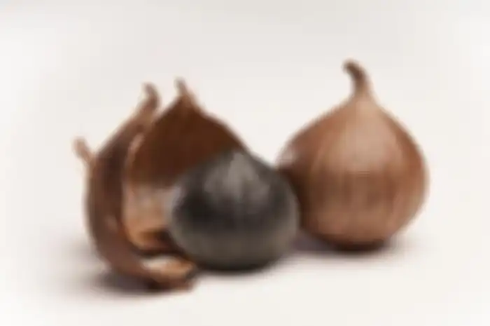 Penampakannya Mirip Arang, Tapi Bawang Hitam Punya Faedah yang Super Bagi Kesehatan Kita!