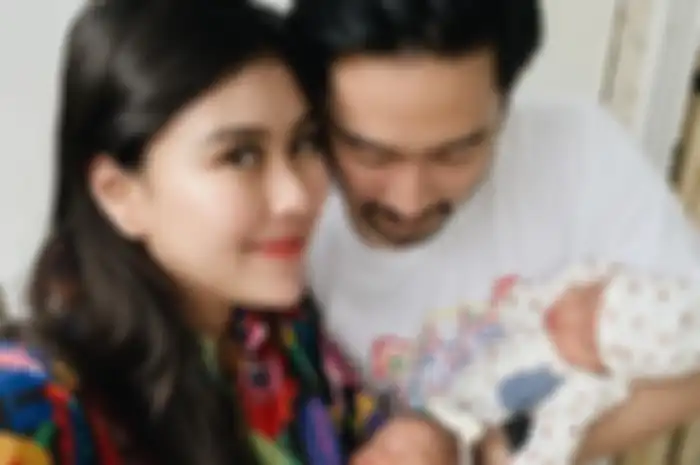 Simbolisasi potong rambut dalam aqiqah anak kembarnya membuat Syahnaz Sadiqah bersedih.