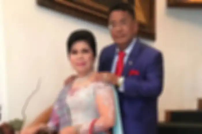 Hotman Paris bersama istri
