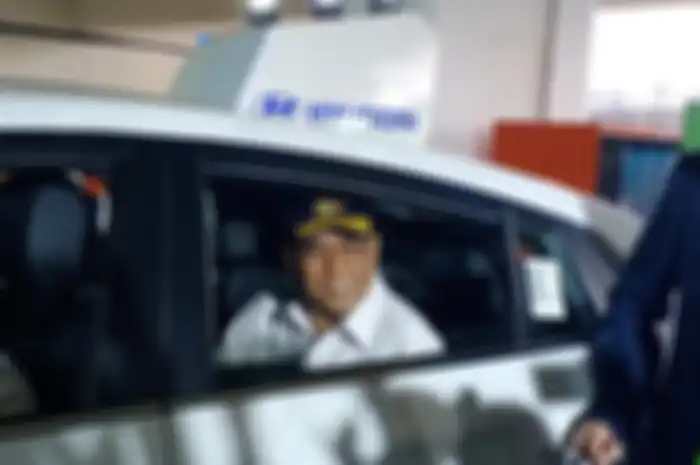 Bapak Menteri Perhubungan Republik Indonesia, Budi Karya mencoba menaiki mobil listrik Grab dengan Hyundai.