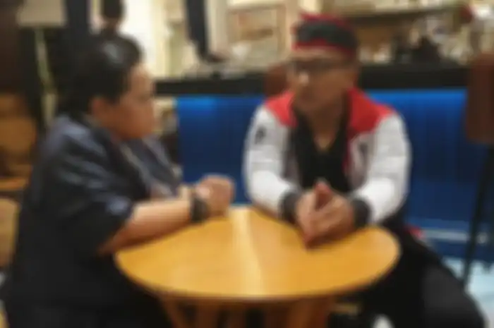 Teddy dan Mbak You duduk satu meja
