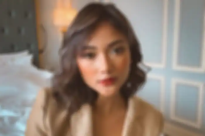 Marion Jola pamer tampilan seksi pakai gaun pengantin belahan dada rendah