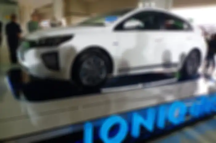 Mobil listrik Hyundai Ioniq yang dipakai untuk layanan GrabCar Elektrik.