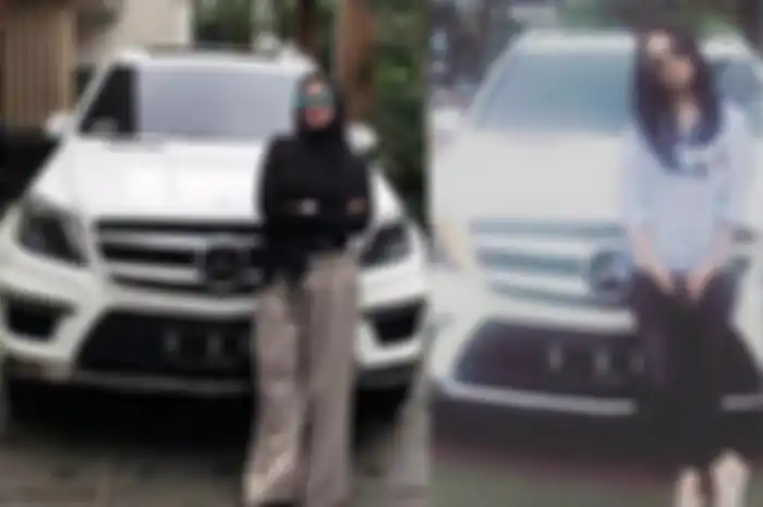 Sarita Abdul Mukti dan Jennifer Dunn berpose didepan mobil yang sama