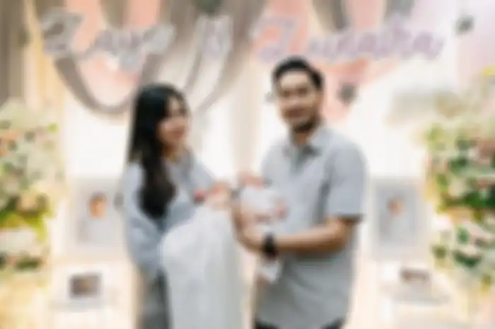 Syahnaz dan Jeje gendong kedua bayi kembarnya di acara aqiqah