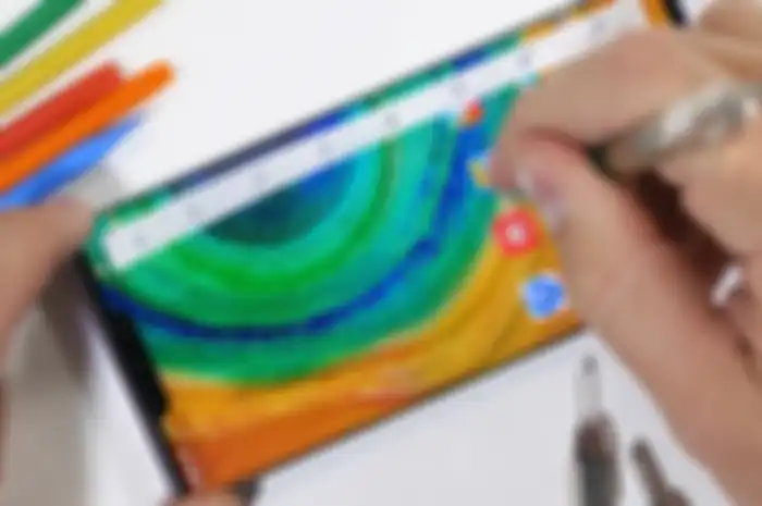 Huawei Mate 30 Pro saat menerima uji coba goresan