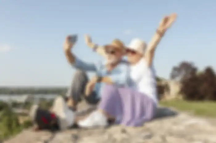 Pasangan kakek nenek sedang traveling