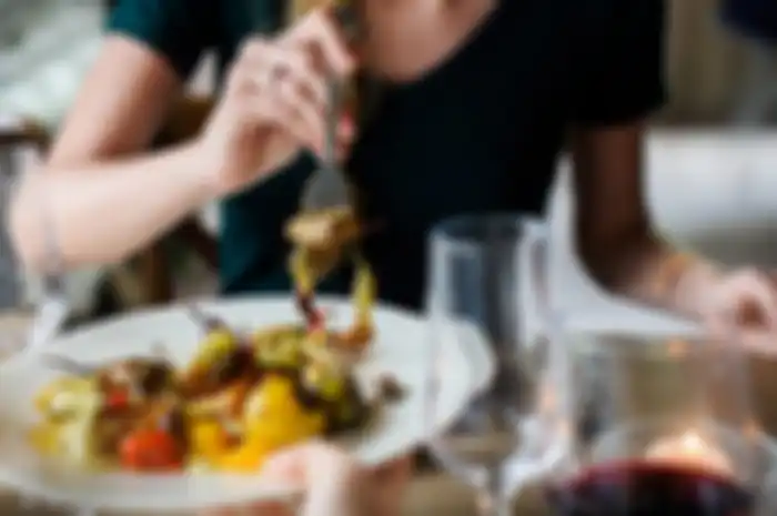 Makan di restoran