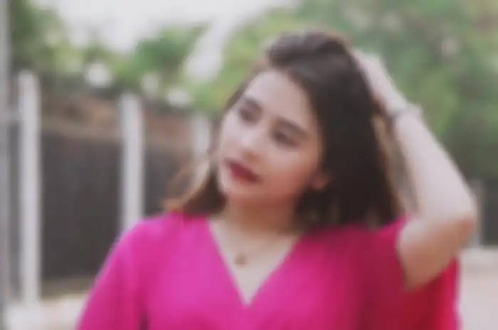 Kolaborasi dengan DJ Asal Brazil, Prilly Latuconsina Tampil Seksi dengan Sequin Dress Belahan Tinggi di Video Klip
