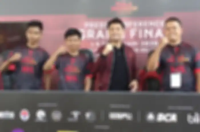 Ketua Pelaksana Piala Presiden Esports 2020, Giring Ganesha bersama pengembang game MPL dan juara turnamen Fruit Dartz